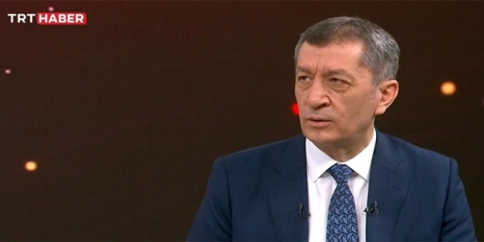 Ziya Selçuk, TRT Haber canlı yayınında soruları yanıtlıyor.